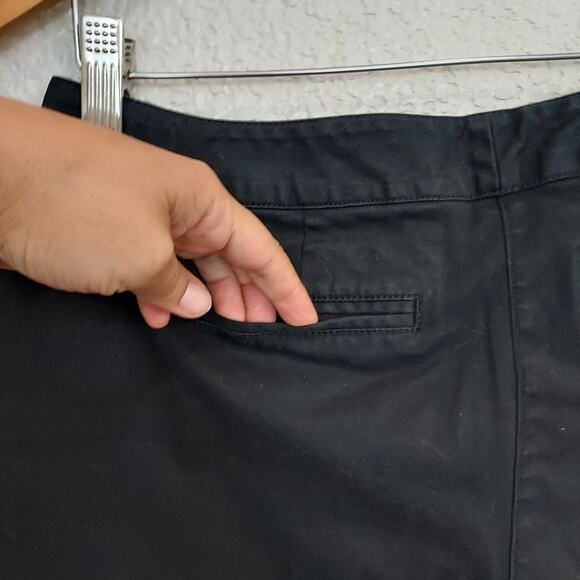 CAbi Black Chino Bermuda Length Shorts Size 4 - Picture 6 of 12